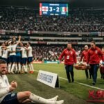 Tiền vệ Jordan Henderson đau đớn vì chấn thương gãy cổ tay bên cạnh bảng quảng cáo sau trận thắng của tuyển Anh trước Mexico tại vòng 1/8 World Cup 2026.